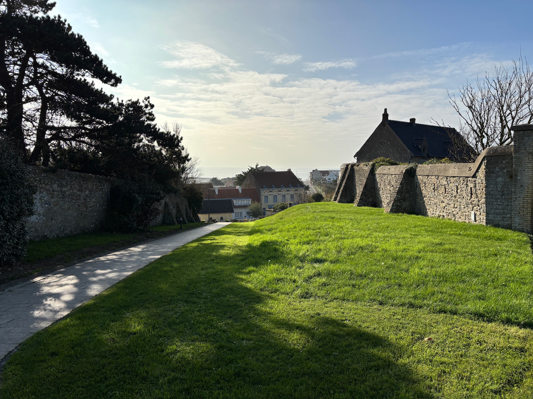 Le chemin qui descend du village vers le fort d'Ambleteuse