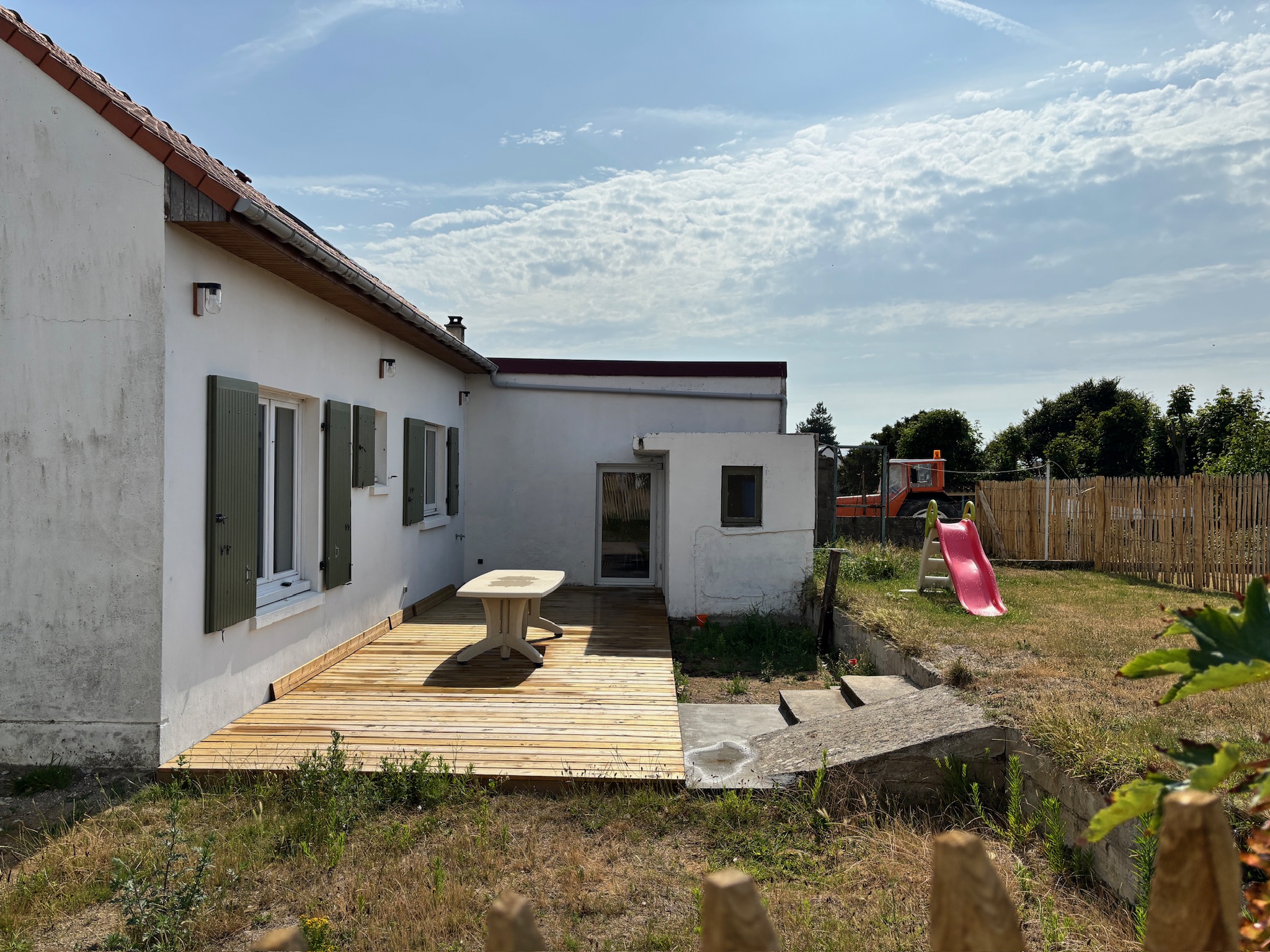 Terrasse en bois de 30 m² avec grande table