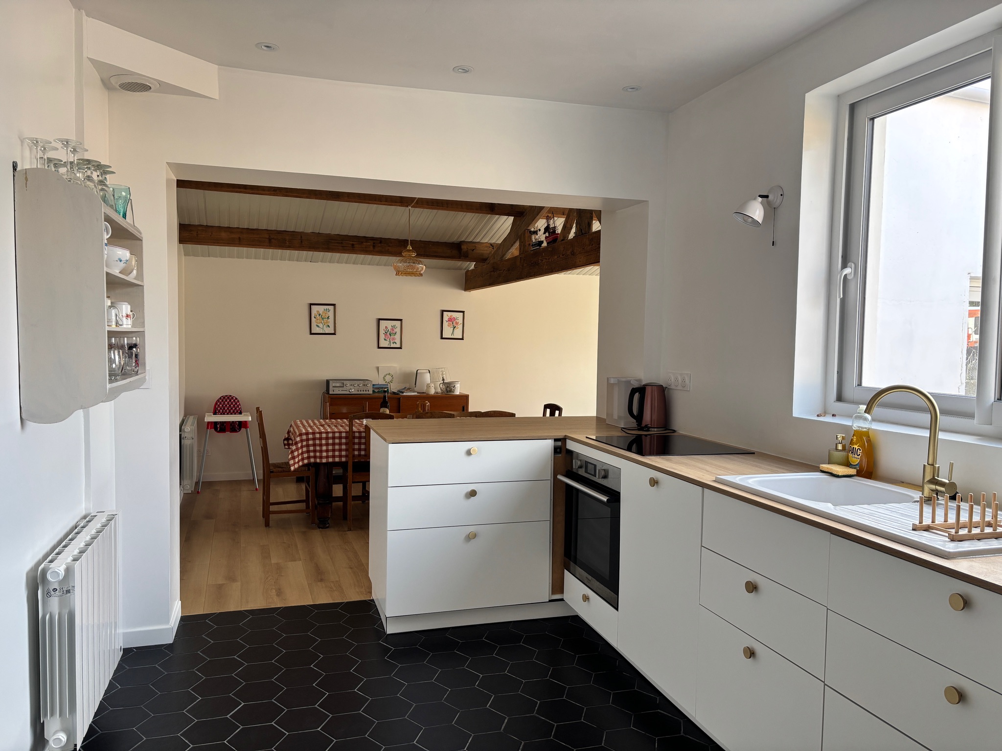 Cuisine équipée ouverte sur la pièce de vie