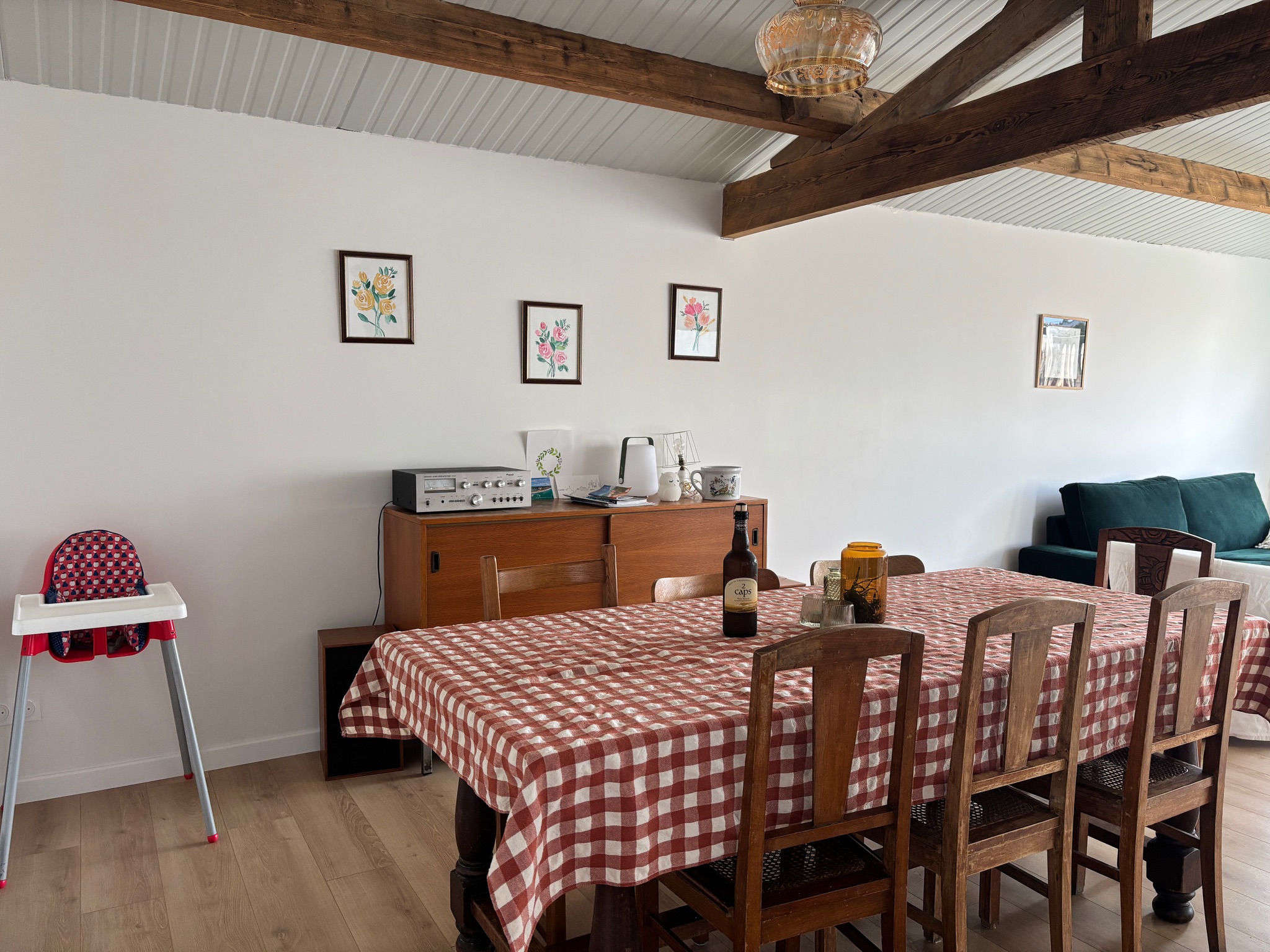 Pièce de vie sous charpente avec salon et salle à manger