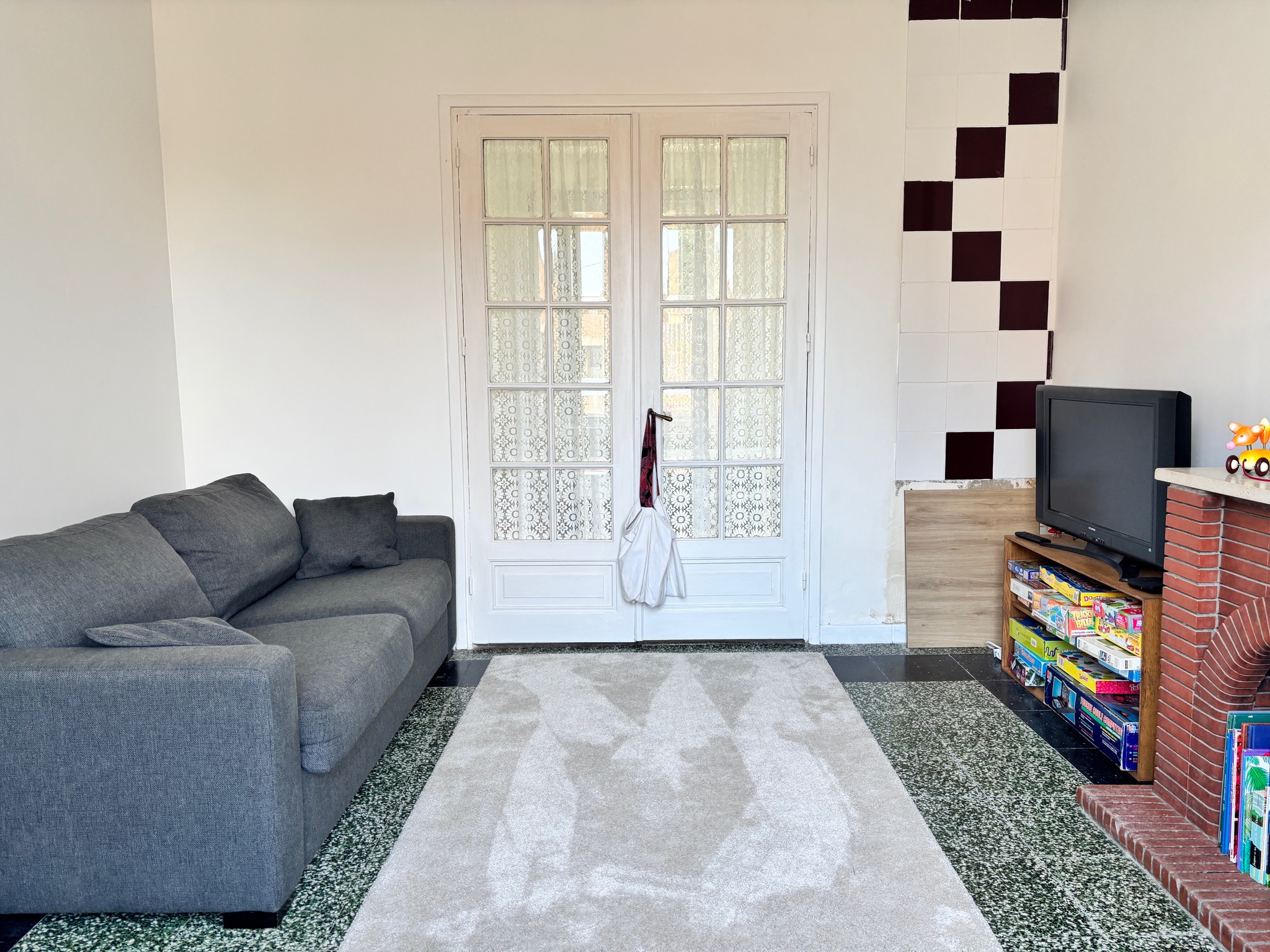 Petit salon avec canapé et jeux pour enfants